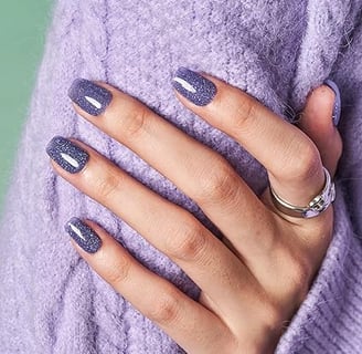 Uñas moradas con purpurina
