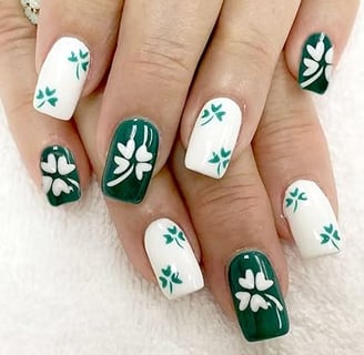 Uñas verde y blanco