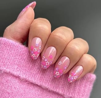 Uñas rosadas con efecto floral