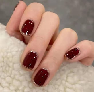 Uñas monocromáticas con dorado