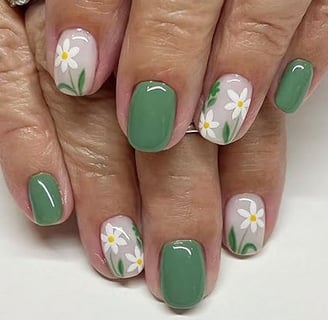 Uñas verde salvia con margaritas