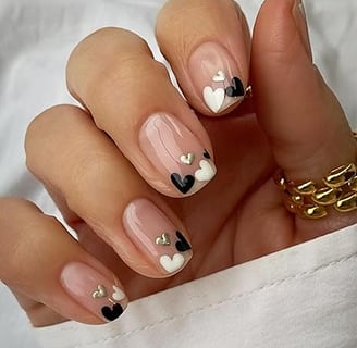Uñas con toques de corazón