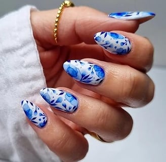 Uñas azules de flores
