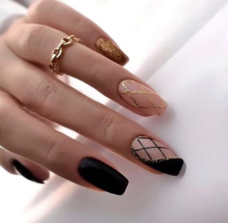 Uñas con líneas finas y elegantes