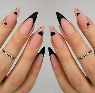 Uñas nude con negro y dorado