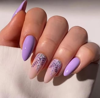 Uñas florales en tonos lila
