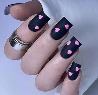 Uñas negras mate con tonos rosas