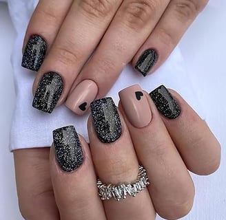 Uñas negras con brillantes