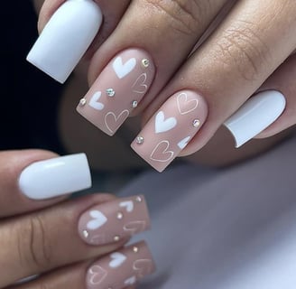 Uñas estilo mate con perlas