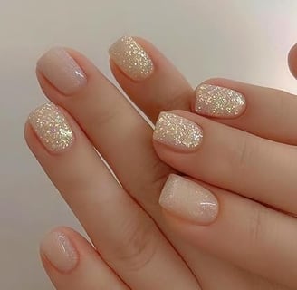 Uñas rositas con detalles dorados
