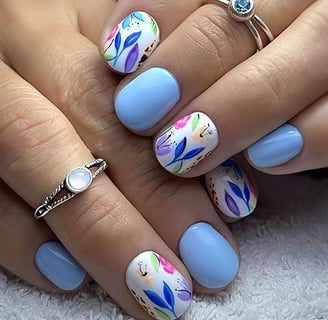 Uñas en azul pastel con detalles florales