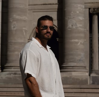 Photo professionnel d'un homme avec lunettes soleil en plein air