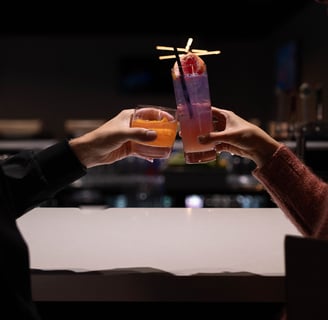 Photo profesionnelle de personnes qui font un toast au bar