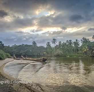atardecer en el río san salvador cerca de palomino, la guajira