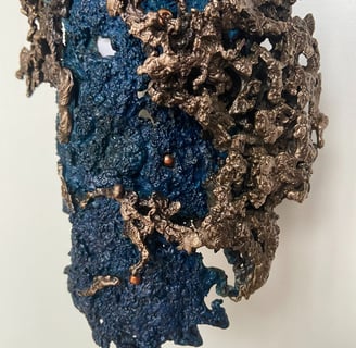 Photographie d'un luminaire sculpturale en bronze représentant des coraux