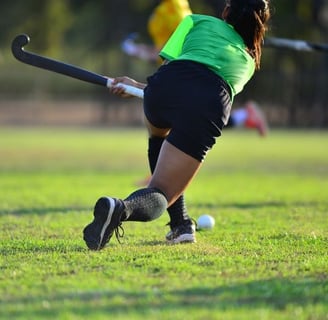 Maahockey naispelaaja