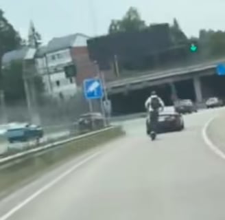 Henkilö ajaa skuutilla satasta kehä ykkösellä.