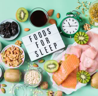Alimentos que contêm triptofano e a expressão "foods for sleep" ao centro da imagem.