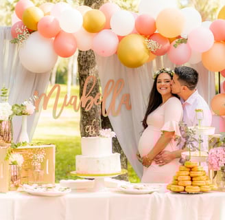 photo de baby shower la femme pose avec son conjoint