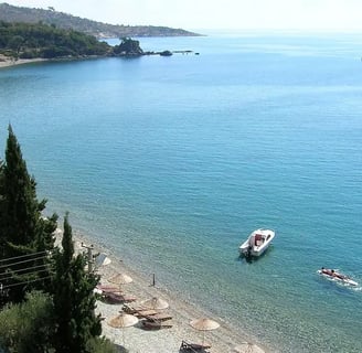 ege denizinin mavi denizi ve kumsal