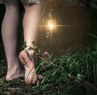 personne marchant pieds nus avec une lanterne a la main symbolisant mon parcours ma mission