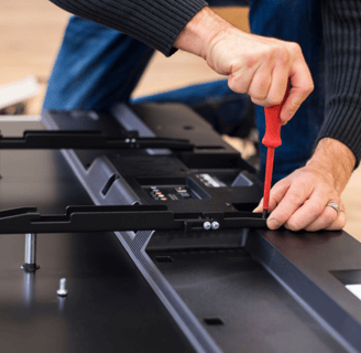 a man is using a tool to remove a keyboard