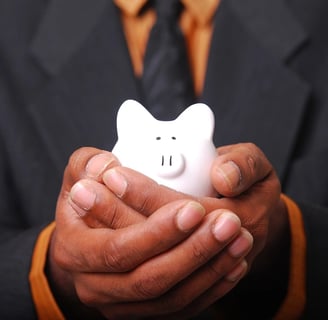 Un homme tenant une tirelire cochon
