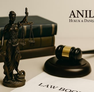 alt="İlamsız icra başvurusunu anlatan masa sahnesinde Avukat Mehmet Buğra Anıl çalışırken"