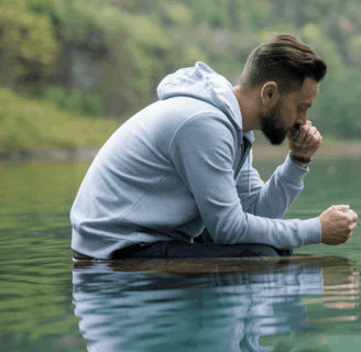 Un homme en introspection dans un paysage apaisant