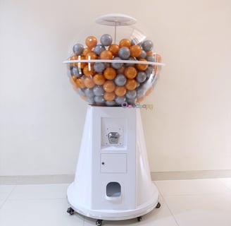 Gashapon ukuran raksasa jumbo setinggi orang dewasa