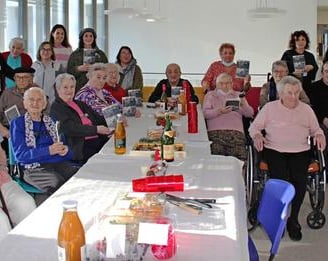 Les seniors autour d'un goüter lors de la remise de leur livre "Raconte moi avant"