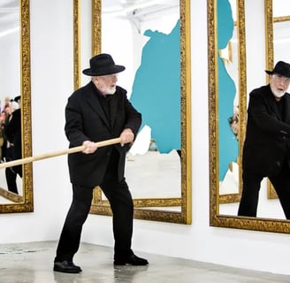 Michelangelo Pistoletto utiliza espelhos para incluir o espectador e o ambiente na própria obra.