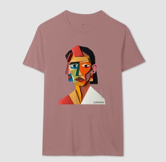Camiseta estilizada com ilustração cubista em cores vibrantes, destacando formas geométricas 