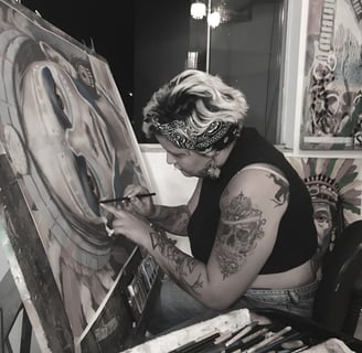 Ateliê de Amanda com telas de arte indígena contemporânea.