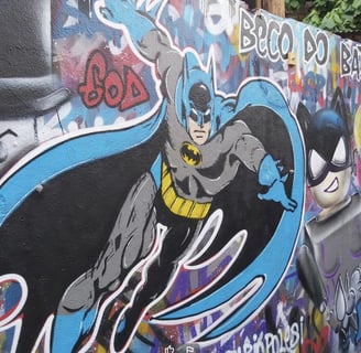 imagem do beco do batman, um grafite do batman na parede, lugar de turismo