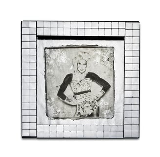 Obra da Betina Polaroid, artista multifacetada, une o universo da fotografia com a performance drag