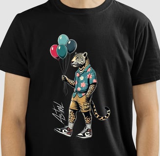 Camiseta da marca de street art, Cavérik Art Club, assinada pelo artista visual Sérgio Astral