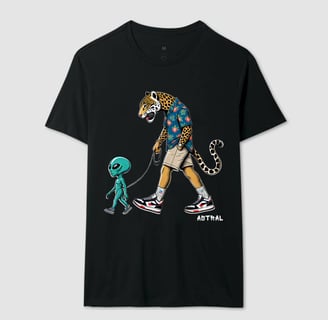 Camiseta da marca de street art, Cavérik Art Club, assinada pelo artista visual Sérgio Astral