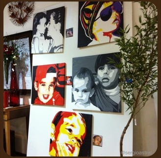Estilo e sofisticação em cada detalhe, com destaque para quadros artísticos na parede.
