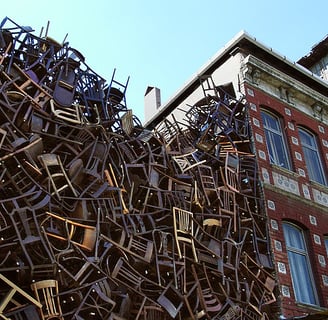 Istambul (2003), 1.550 cadeiras empilhadas entre dois prédios evocam imagens de valas comuns e o cao
