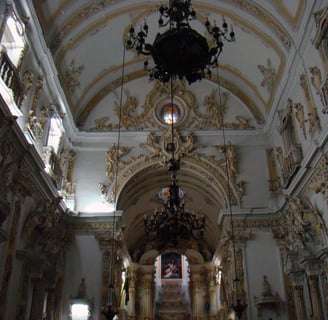 A Igreja de Santa Cruz dos Militares, Rio de Janeiro, com talha rococó feita por Mestre Valentim.