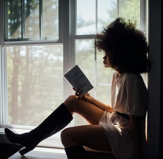 garota lendo um livro de artes plasticas