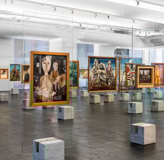 Pintura clássica em exposição no museu, emoldurada pelas paredes modernas do MASP.