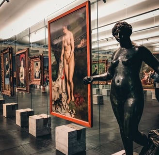 Reflexo das obras de arte em uma das janelas do MASP, criando uma composição visual única.