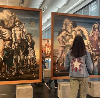 Pintura clássica em exposição no museu, emoldurada pelas paredes modernas do MASP.