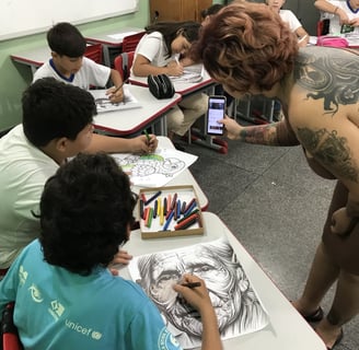 Oficina de lambe-lambe em Barra do Garças – Amanda Amorim e crianças trabalhando na técnica de lambe