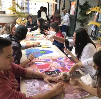 Adultos participando de oficina de pintura em grupo
