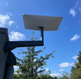 Antenne Starlink 3 génération sur un pied en L au mur