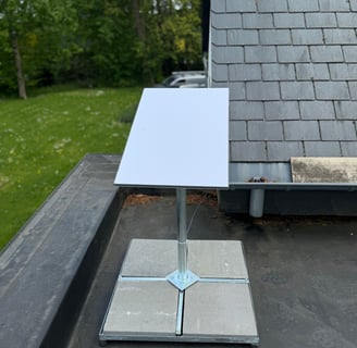 Antenne Starlink sur un toit plat