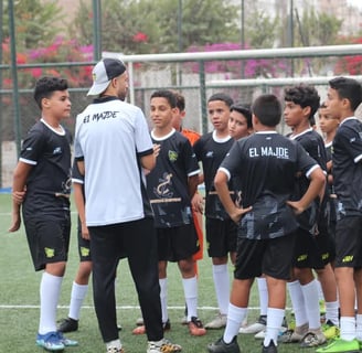 مدرب نادي المجد الرياضي يوجه لاعبيه لتحسين الأداء أثناء التمرين